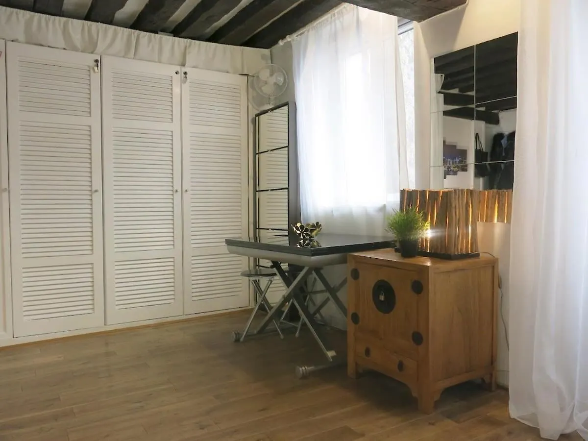 Marais Charlot Citycosy Апартаменты *